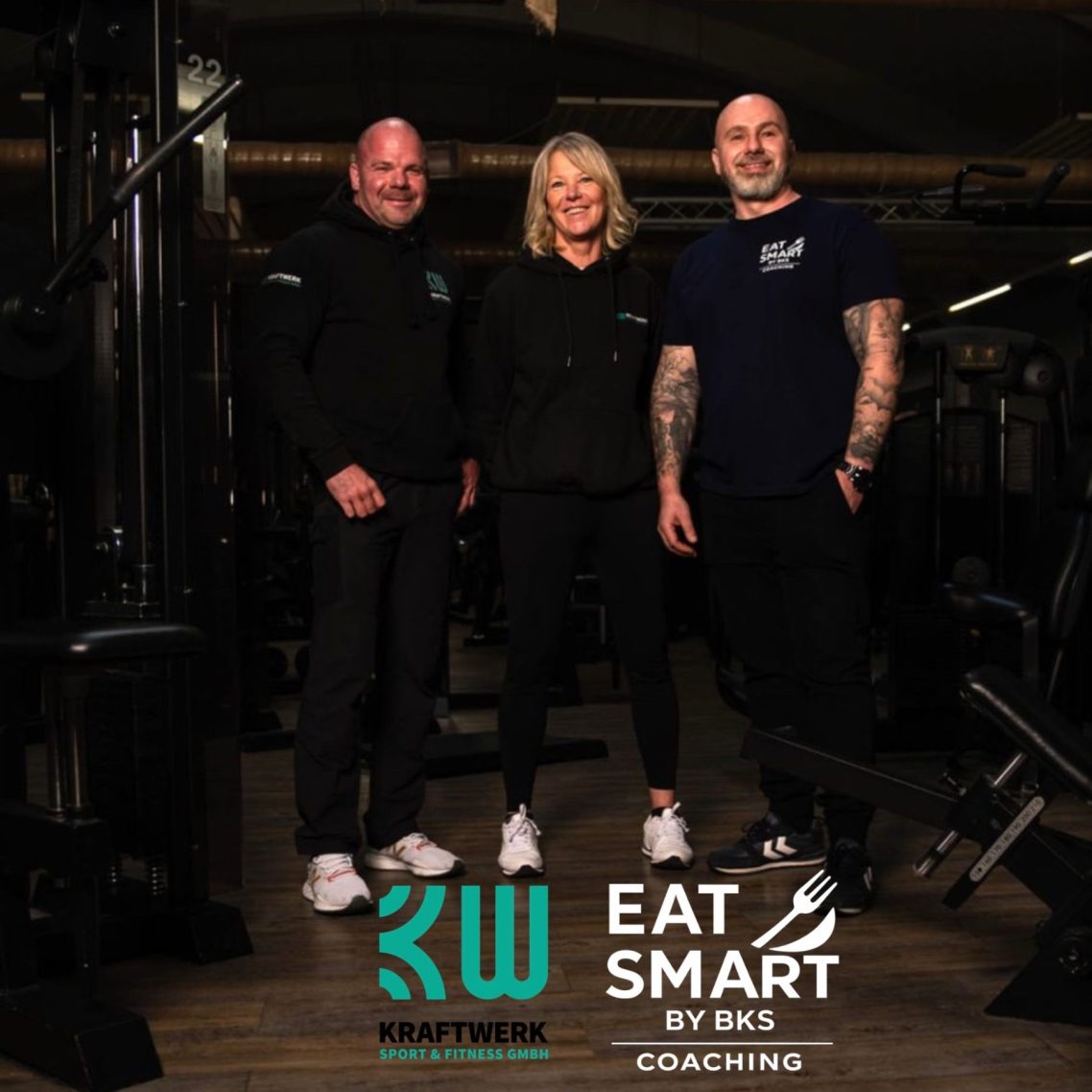 Online Coaching Ernährungsberater mit Fitnessgeräten, motivierender Slogan und Logo von Eat Smart.