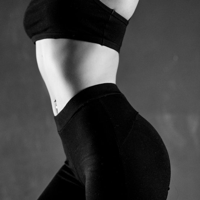 Online Coaching Ernährungsberater mit Fitnessgeräten, motivierender Slogan und Logo von Eat Smart.