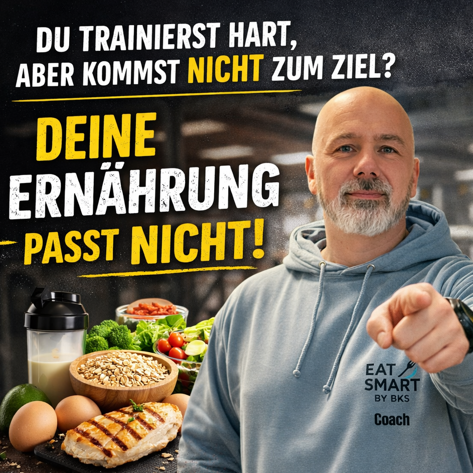 Online Coaching Ein Mann mit grauem Bart in einem Hoodie steht vor gesunden Lebensmitteln und Werbung.